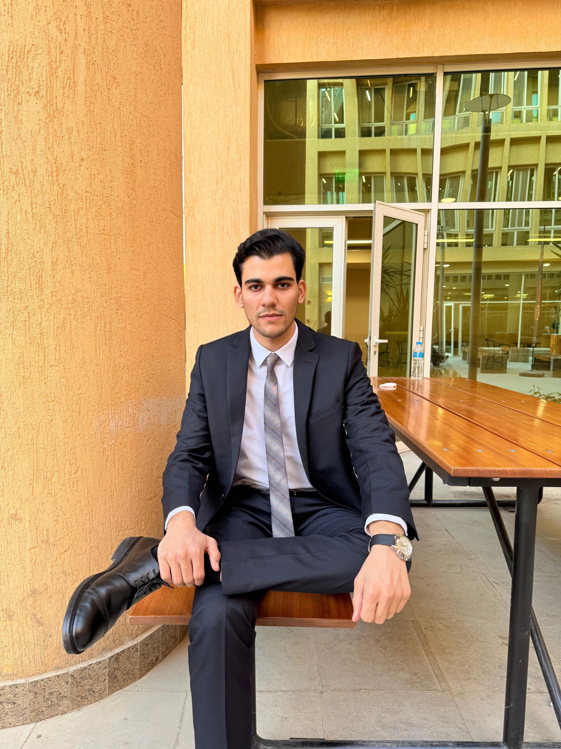 Moaz Eldegwy: Suit sitting